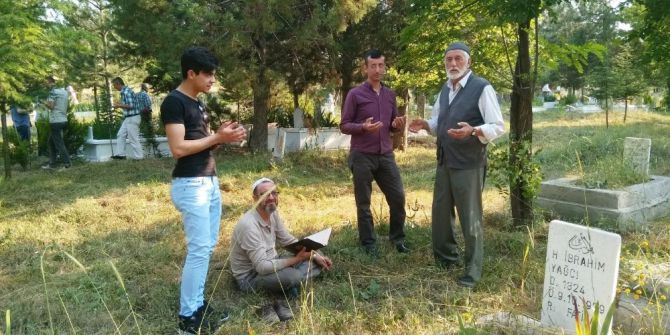 Hisarcık’ta Arife Günü Mezarlık Ziyareti Geleneği