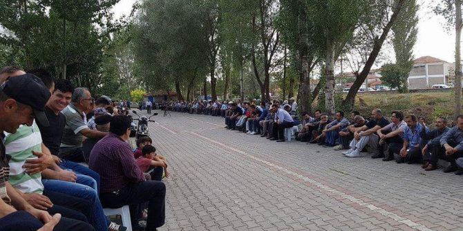 Aslanapa’da Arife Günü, Mezarlıklar Dolup Taştı