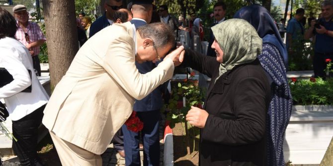 Bayram Öncesi Yaşlılar Ve Şehitler Unutulmadı