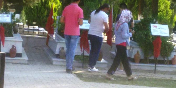 Aydın’daki Mezarlıklarda Ziyaretçi Yoğunluğu