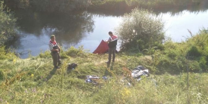 Otomobil Çaya Uçtu: 2 Ölü