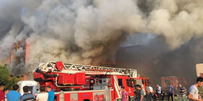 Mobilya Fabrikası Yandı, Vatandaşlar Film Gibi İzledi