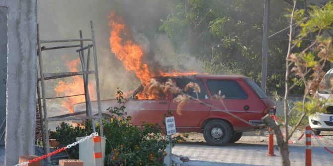 Hastane Bahçesine Park Etmek İstediği Otomobili Yandı