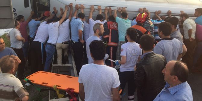 Cenazeye Giden Servis Minibüsü Takla Attı: 15 Yaralı