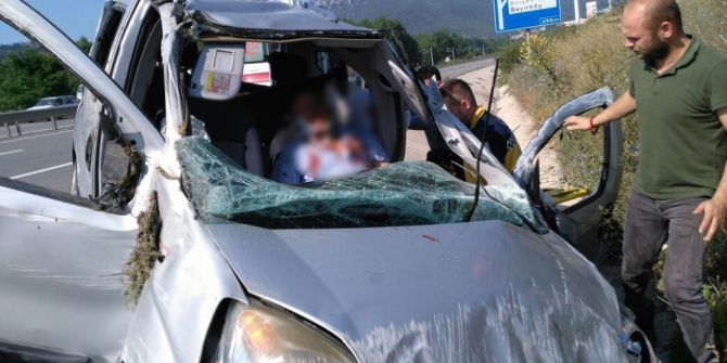 Bankete Düşen Otomobildeki 3 Kişi Yaralandı