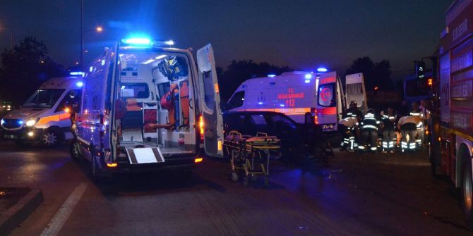 Halk Otobüsü İle Otomobil Çarpıştı: 7 Yaralı