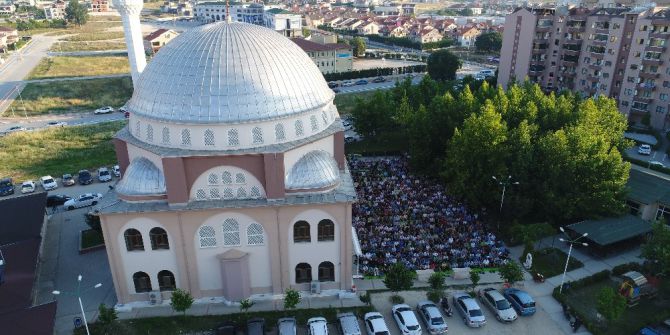 Bayram Namazında Camiler Doldu Vatandaş Sokağa Taştı