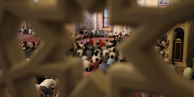 Ab Bakanı Ömer Çelik Bayram Namazını Adana’da Kıldı