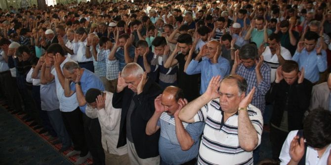 Elazığ’da Bayram Namazında Camiler Doldu Taştı