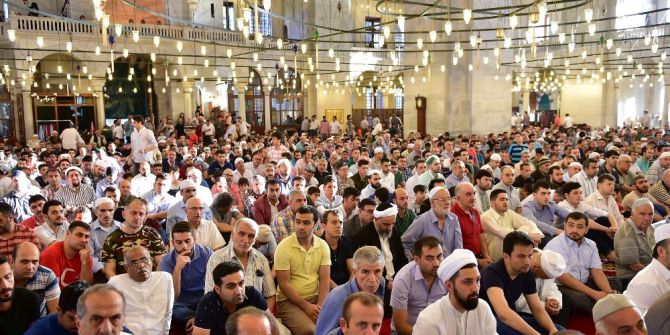 Fatih Camii’nde Bayram Namazı Sonrası Kahvaltı İkramı