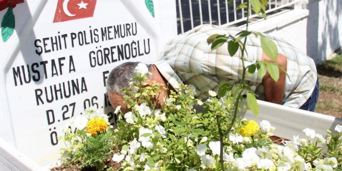 Şehit Babası, "Onsuz İlk Bayramımız" Diyerek Mezarına Kapanıp Ağladı