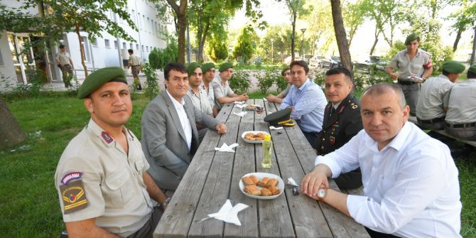 Dündar Askerler İle Bayramlaştı