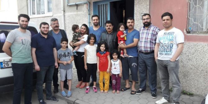 Azerbaycanlılar Derneği Üyeleri Türkmen Ailelerle Hem Bayramlaştı Hem De Yardımlaştı