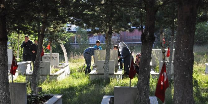 Bayram Sabahı Mezarlıklar Ziyaretçilerle Doldu