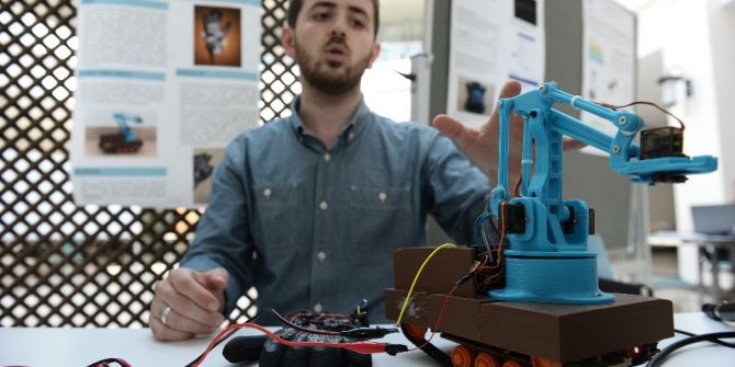 Üniversite Öğrencisi, Eldivenle Kontrol Edilebilen Bomba İmha Aracı Geliştirdi