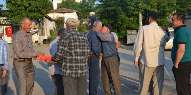Depremzedeler Bayramı Çadır Camide Karşıladı