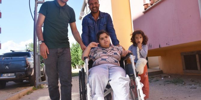 Tekerlekli Sandalyesi Çalınan Engelli Kız Çifte Bayram Yaşadı