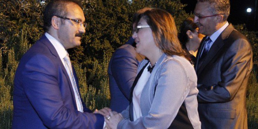 Rektör Gür Tebrikleri Kabul Ediyor