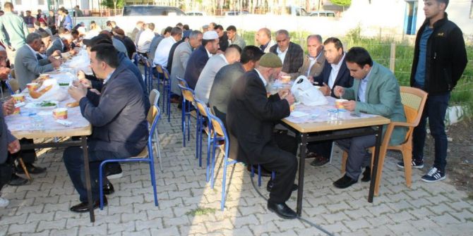 Çaldıran Belediyesinden Bayram Namazı Sonrası Vatandaşlara ‘Gırar Sıbe’ İkramı