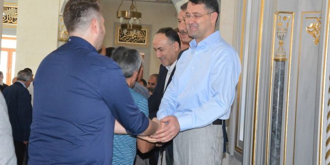 Nur Camiinde Bayramlaşma
