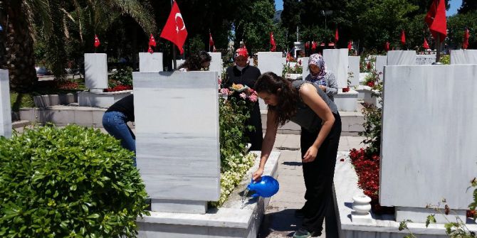 Edirnekapı Şehitliğine Ziyaretçi Akını