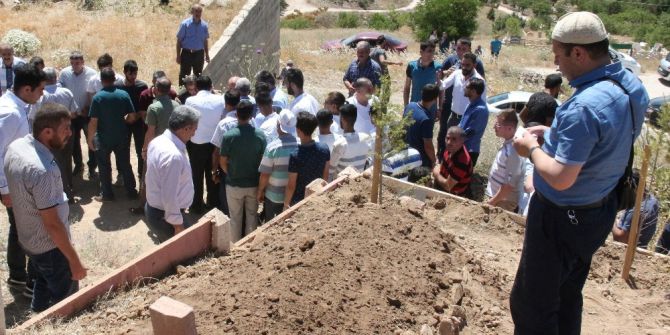 Mezarlık Ziyaretinde Arının Soktuğu Kadın Öldü