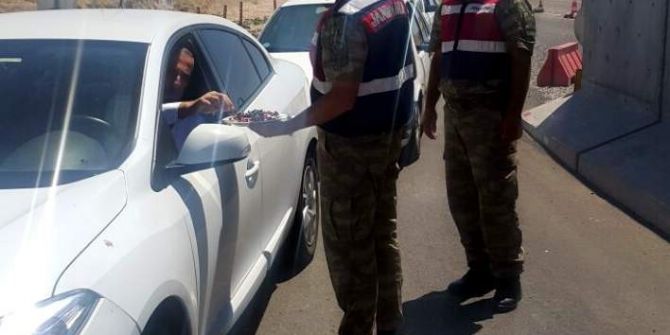 Jandarma Ekiplerinden Araç Sürücülerine Bayram Sürprizi
