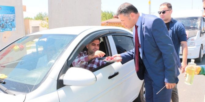 Emniyet Müdüründen Vatandaşa Bayram Şekeri