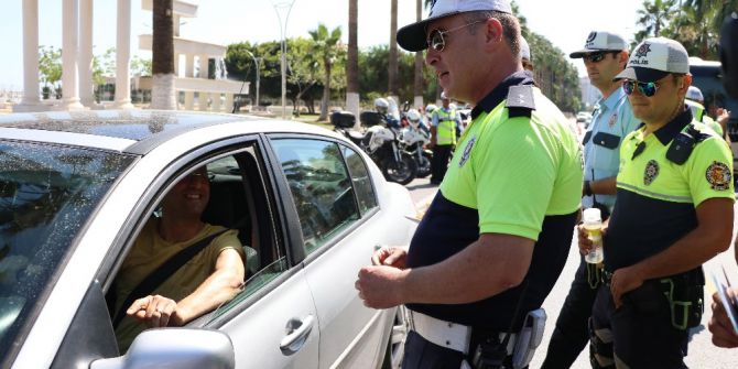 Trafik Polisleri Bu Sefer Şeker Ve Lokum Dağıttı