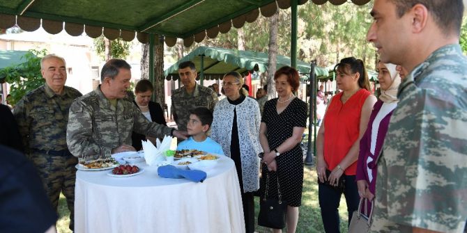 Orgeneral Akar Ve Kuvvet Komutanları, Siirt’te Asker Ve Güvenlik Korucularıyla Bayramlaştı