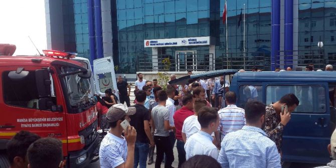 Minibüs Park Halindeki Tıra Çarptı: 1 Ölü, 4 Yaralı
