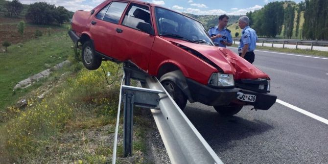 Otomobil Bariyerlere Çıktı