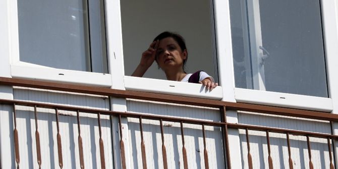 4’üncü Katta Mahsur Kalan Kadını İtfaiye Kurtardı