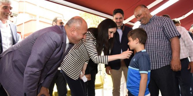 Tekkeköy’de Meydanda Bayramlaşma Geleneği Devam Ediyor