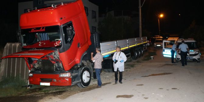 Adana’da Park Halindeki Tır Kundaklandı