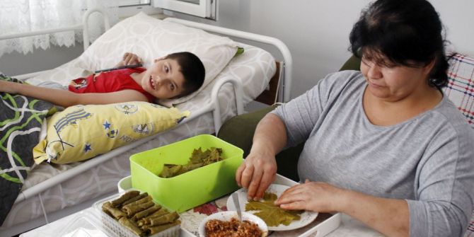 Fedakar Annenin Engelli Oğlu İçin Sardığı Yapraklar, Engelli Annelerine İlham Oldu