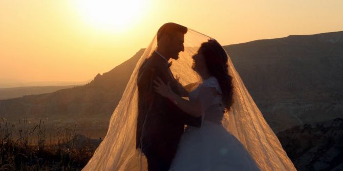 Kapadokya’da Yeni Trend Balonlar İle Birlikte Gelin Damat Fotoğrafı Çekmek