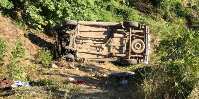 Hafif Ticari Araç Şarampole Uçtu: 2 Ölü, 6 Yaralı