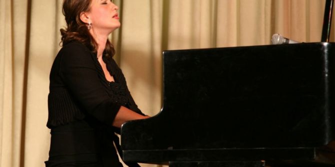 Bursa’da Festival Anjelika Akbar İle Başlıyor