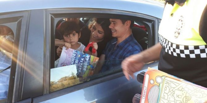Trafik Polislerinden Sürücülere Kolonya Ve Şeker