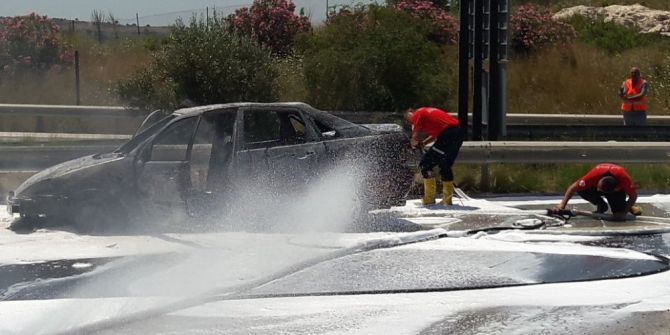 Yolda Alev Alarak Yanan Otomobil Kullanılamaz Hale Geldi