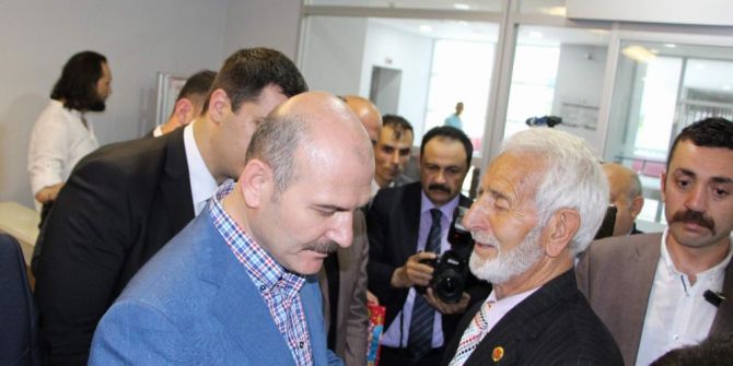 İçişleri Bakanı Soylu Trabzon’da Vatandaşlarla Bayramlaştı