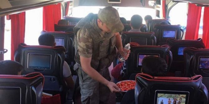 Yol Kontrolü Yapan Askerden Bayram Kutlaması