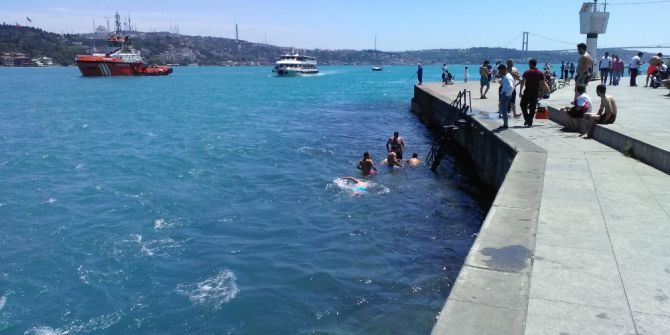- Bayram Tatilini Fırsat Bilerek İstanbul Boğazı’nda Denize Girdiler