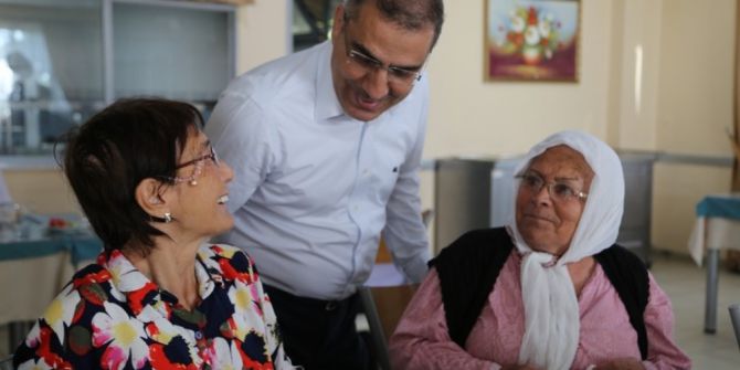 Başkan Çelikcan Yaşlılar Ve Çocuklar İle Bayramlaştı