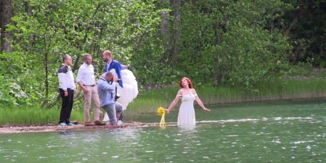 Gelin Fotoğraf İçin Gelinliği İle Göle Girdi