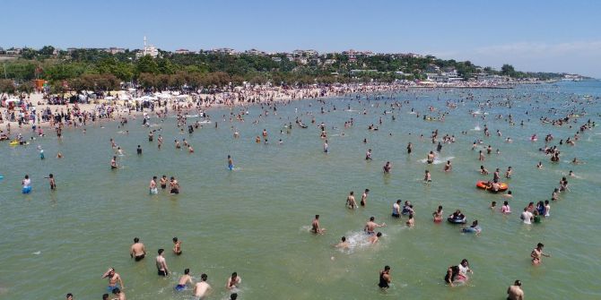 Menekşe Plajı Doldu Taştı