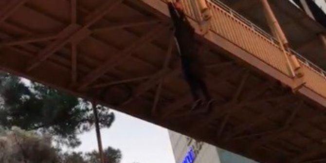 Uyuşturucu İçtiği İddia Edilen Kız, Kendisini Üst Geçitten Sarkıttı