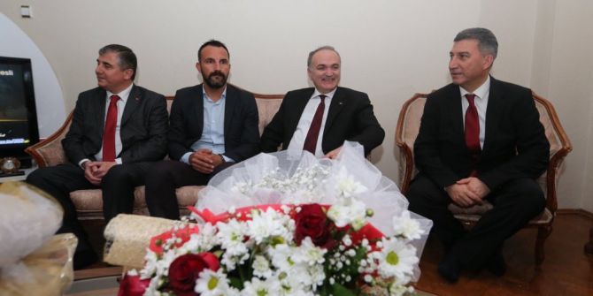 Bakan Özlü Kendisini Takip Eden Gazeteciye Kız İstedi