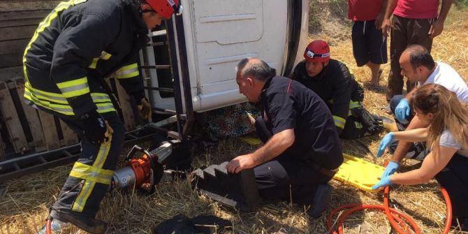 Kamyonet Yol Kenarına Devrildi: 3 Yaralı